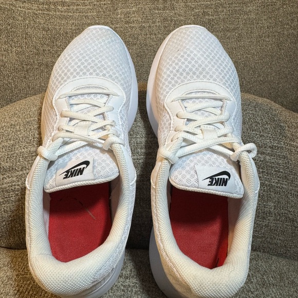 Nike Tanjun Women’s running sneaker in a white colorway Size 9 - Picture 5 of 11
